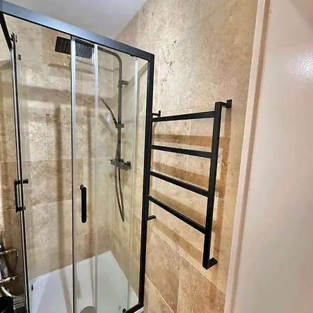 Modern & Cosy 3 Bedrooms Train Tramway